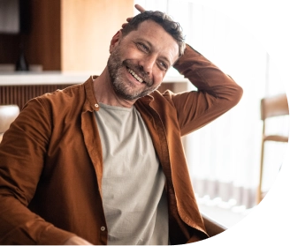 Homem se alongando enquanto assiste video no computador